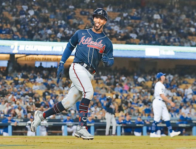 勇士罗萨里欧9局上没有缔造完全打击，而是敲出奠定胜局的3分红不让，跑垒时得意的吐舌头庆祝。（美联社）