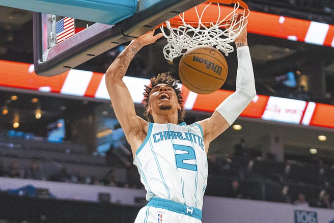 黄蜂在「球弟」拉梅洛鲍尔的领军下成功逆转击败溜马，夺下开季首胜。（美联社）