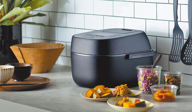 Panasonic累積10年日本銷售第一的可變壓力IH電子鍋，具備了日本獨家專利的「循環可變壓力」技術及日本首創的「5段立體包覆加熱」，輕鬆煮出粒粒分明又飽滿的白飯。（Panasonic提供）