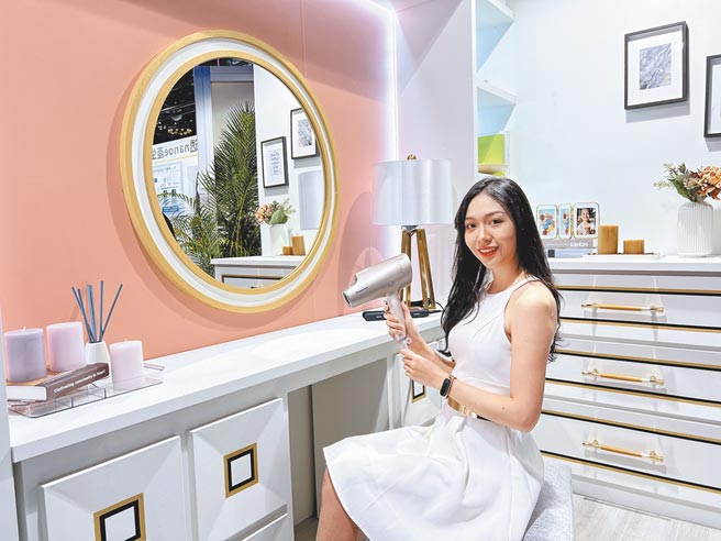 Panasonic全新極潤奈米水離子吹風機EH-NA0E，擁有提升1800％奈米水離子產生量、訴求讓頭髮滋潤度提升1.9倍功能。（石欣蒨攝）