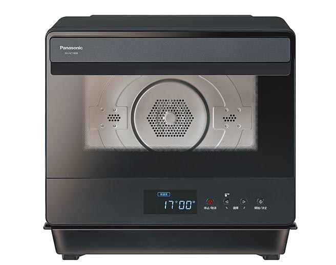 Panasonic蒸氣烘烤爐NU-SC180B，擁有蒸、烤、煎、炸、烘、燉6大功能，還有18項自動食譜、6項自動清潔模式，使用起來更方便。（Panasonic提供）