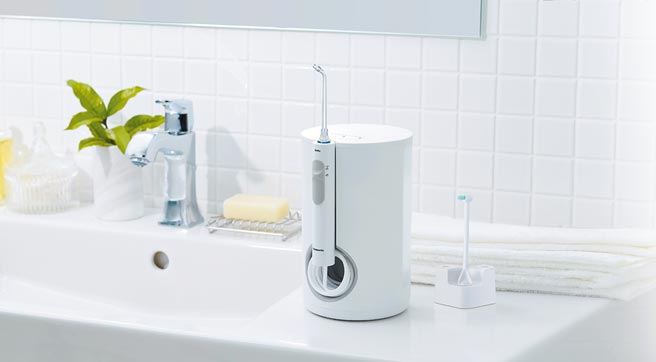 Panasonic今年推出超音波沖牙機，搭載業界獨家超音波水流技術，增加全新矯正噴嘴；12月31日前買指定機種回函即送日本製音波電動牙刷。（Panasonic提供）