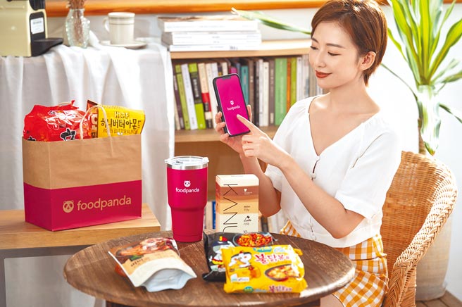 foodpanda首次打造的一日限定「熊貓超市購物節」，於今天早上10點正式開跑，近千款商品下殺半價以外，更推出了3大時段66折優惠碼。（foodpanda提供）