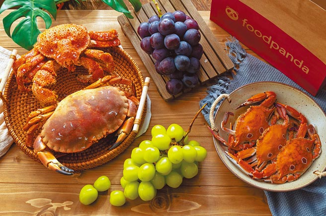 「熊貓超市購物節」主打限量夢幻生鮮，包括各式秋蟹、日本頂級麝香葡萄等通通享限時半價，搭配限定優惠碼最低享33折優惠。（foodpanda提供）