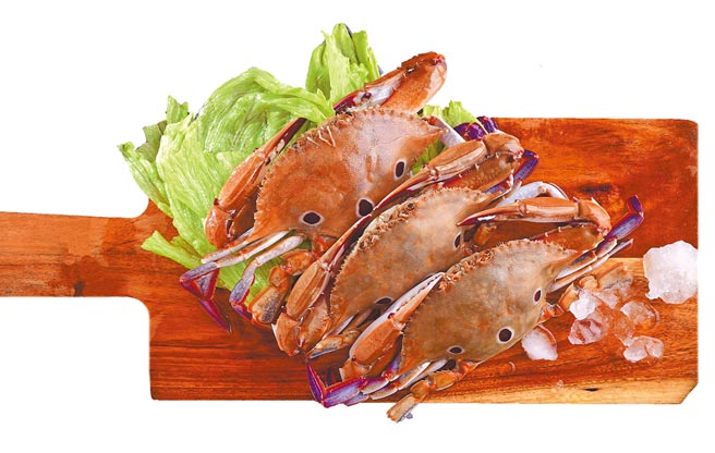 「熊貓超市購物節」推出活凍三點蟹3入300g，原價199元，今日限時特價99元，滿額再享限時限量66折優惠。（foodpanda提供）