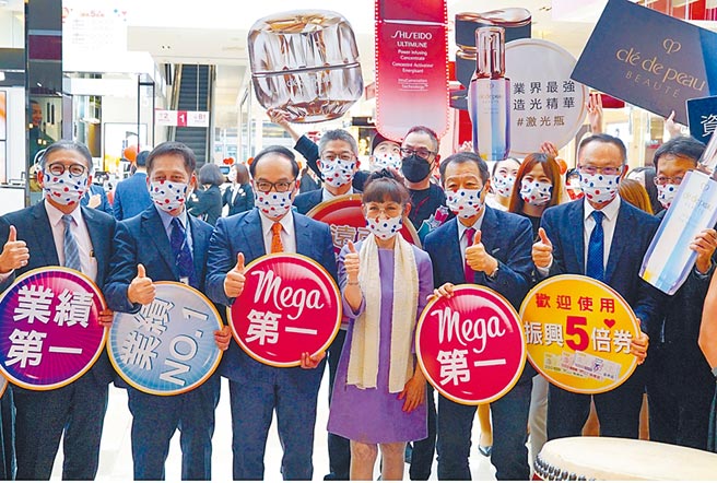 遠百周慶昨有5店登場，總經理徐雪芳（中）為員工加油，看好五倍券帶動消費力道。（遠百提供）