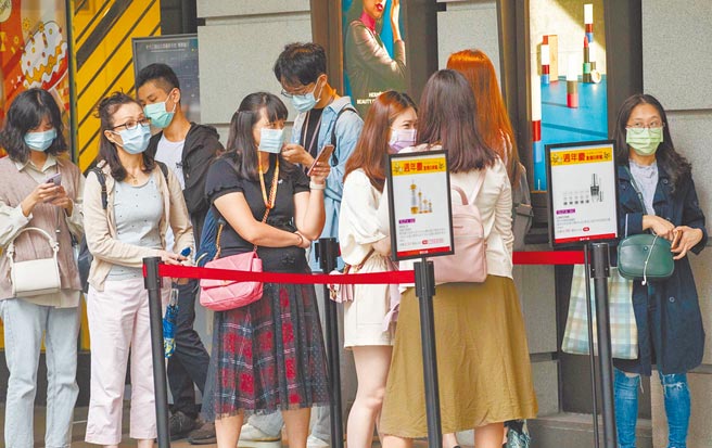新光三越台北信義新天地周慶顧客回流，排隊買美妝、買家電、挑手機。（石智中攝）