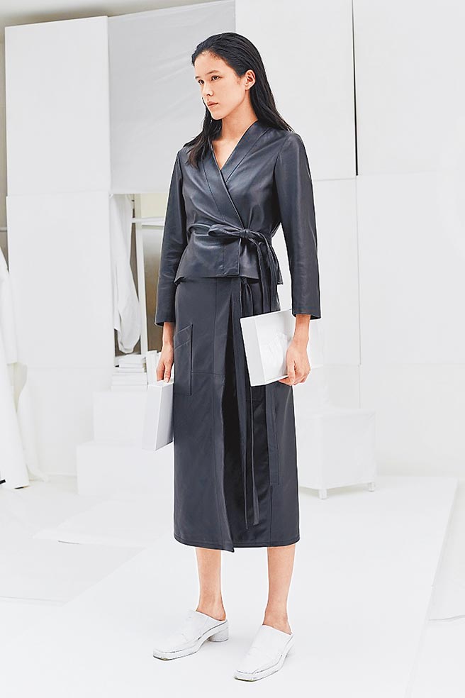 微風信義MM6綁帶皮外套3萬2800元、皮革長裙3萬3680元。（微風提供）