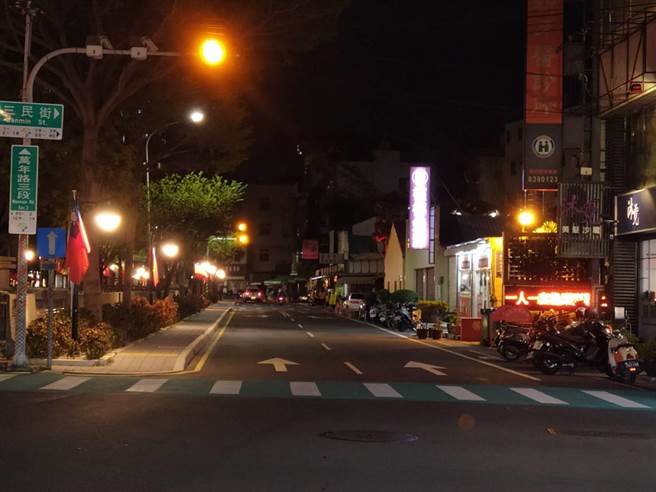 万年路测试路灯亮度，反被民眾误会路灯坏了。（员林市公所提供／谢琼云彰化传真）