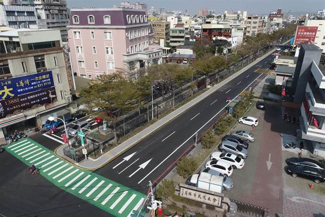 改善后的万年路焕然一新，吸引许多民眾在秋日午后、傍晚时分悠閒漫步。（资料照）