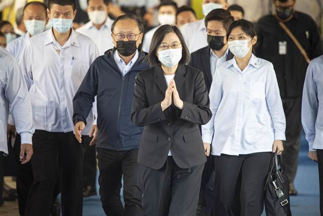 总统蔡英文昨日（22）上午10时到达城中城公祭现场，在高雄市市长陈其迈陪同下步入会场，边走边双手合十向会场的慈济人员致意。（袁庭尧摄）