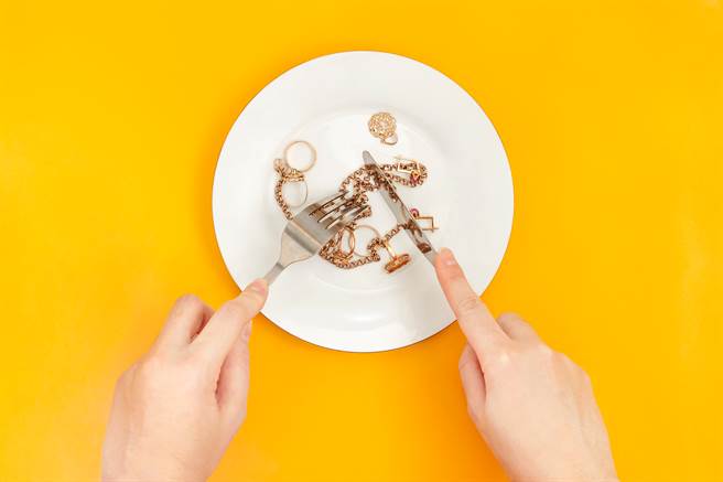 戒酒惊人后遗症 他竟吞下一公斤螺丝、钉子 还有刀！(示意图/Shutterstock)