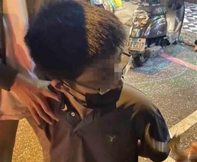 李男犯案后前往色情按摩店按摩后，南下逃往花莲，警方在一家烧烤店逮获李嫌。（翻摄画面）