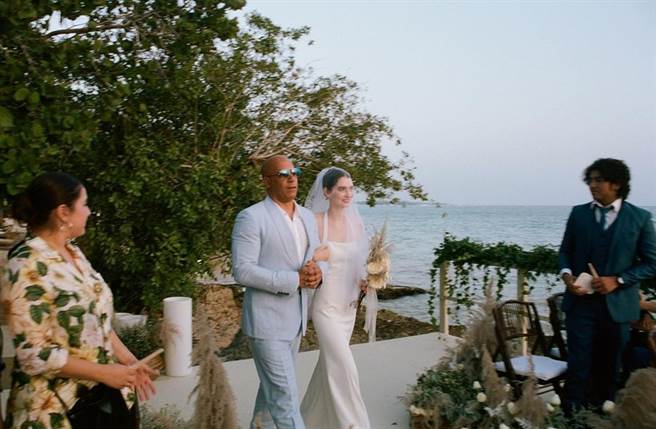 保罗沃克女儿梅朵结婚，冯迪索代父职牵梅朵进场。（图／翻摄自meadowwalker IG）