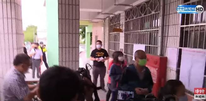 龙井区龙山国小投开票所已有排队人潮。（中时新闻网影音截图）