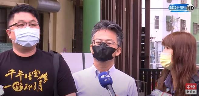 左起：罢免领衔人杨文元（台中阿文）、医师苏伟硕。（中时新闻网影音截图）