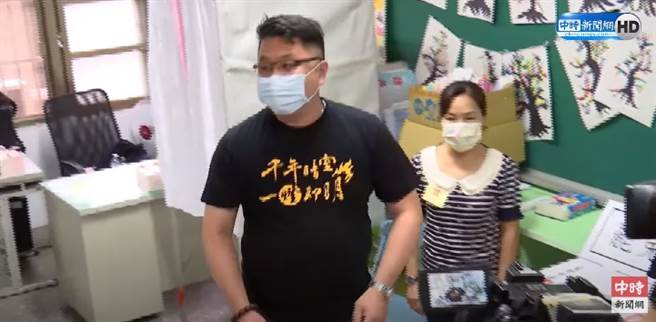 罢免领衔人杨文元（台中阿文）现身投票。（中时新闻网影音截图）