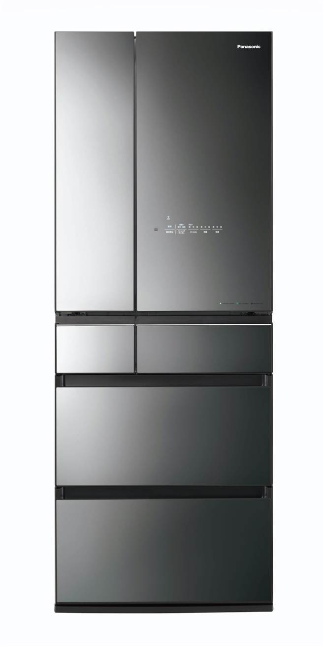 大葉高島屋的Panasonic無邊框鏡面／玻璃系列 六門冰箱(NR-F607HX)，原價9萬1900元，特價8萬2900元。（大葉高島屋提供）