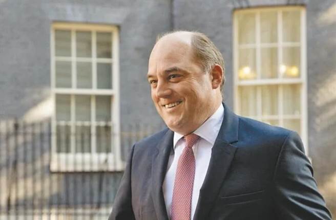 英国国防大臣华勒斯21日警告北京，侵扰台湾防空识别区很危险，有可能引爆军事衝突。（新华社）