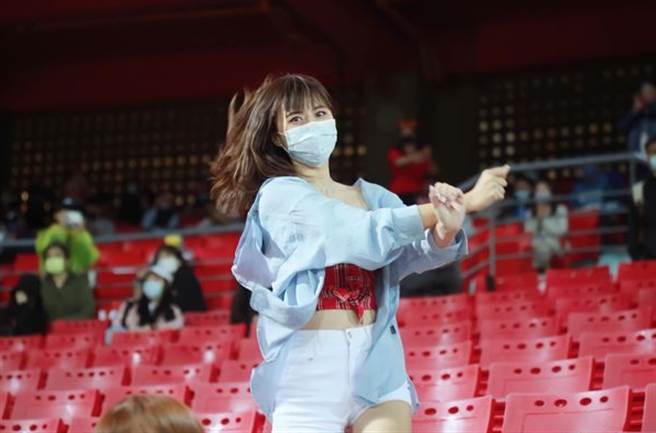 被误会成「女球迷」的轩轩，身分其实是味全龙啦啦队成员之一。（翻摄IG）