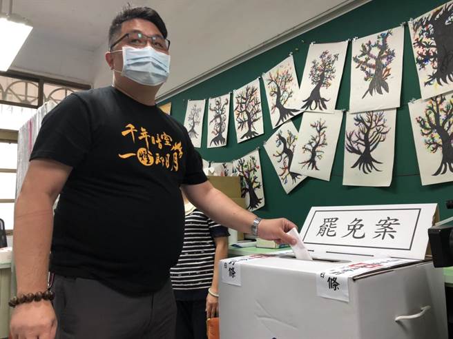 删Q团体领衔人杨文元上午到龙山国小投下神圣的一票。(林欣仪摄)