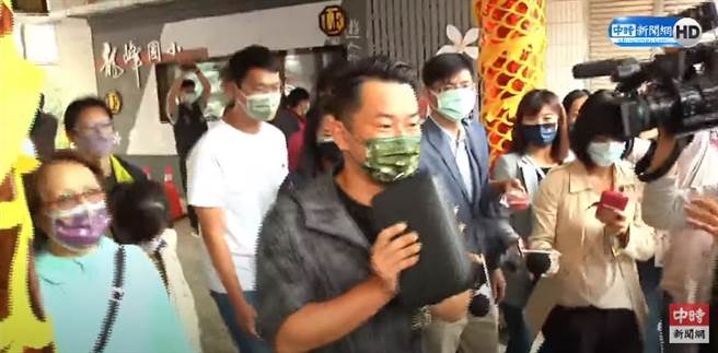 基进党立委陈柏惟现身立刻遭媒体包围。（中时新闻网影音截图）