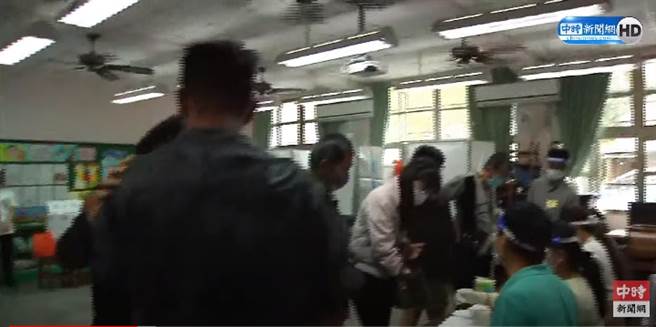 龙井区龙峰国小投开票所投票人数眾多，基进党立委陈柏惟等前方约5人投完票后，才轮到他。（中时新闻网影音截图）