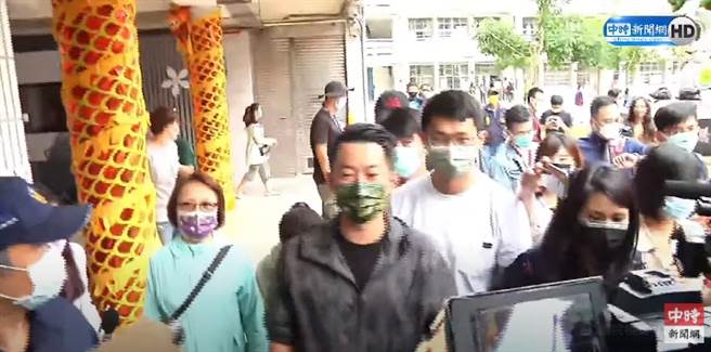 现场等候媒体眾多。（中时新闻网影音截图）