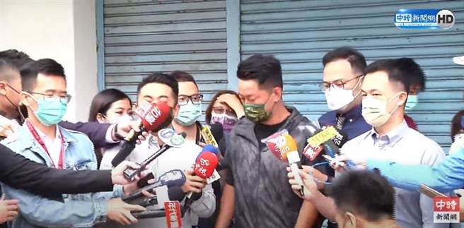 基进党立委陈柏惟接受媒体联访前，不断眨眼、皱眉。（中时新闻网影音截图）