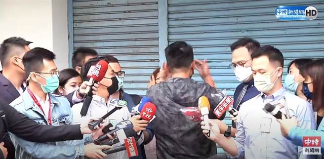 基进党立委陈柏惟接受媒体联访前，不断眨眼、皱眉，后突转身擦拭脸部。（中时新闻网影音截图）