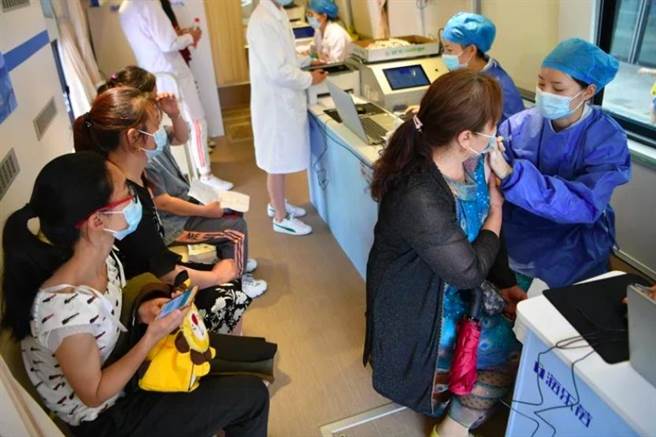 大陆已有17省市开启新冠疫苗加强针接种。（中新社）