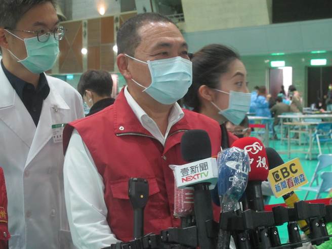 新北市长侯友宜今上午前往五股工商展览馆视察并感谢医护同仁辛劳，发现其中不少外县市民眾也到新北施打，他欢迎大家到新北施打。（陈慰慈摄）
