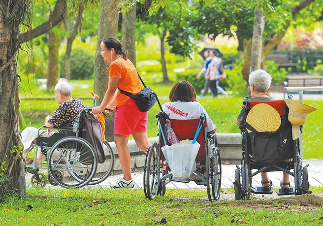 若排除惡性腫瘤，去年國人平均壽命為85.34歲，較一般平均壽命81.32歲增加4.02歲，影響最大。圖為示意圖。（資料照）