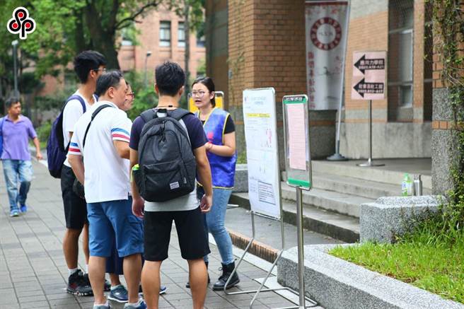 111学年度高中英语听力测验第1次考试今(23)日举行，今年报名人数共10万449人。(本报资料照)