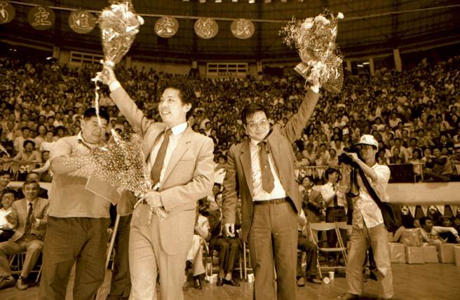 1988年朱高正（右）在一场造势活动，吸引成千上万民眾。(本报资料照片)