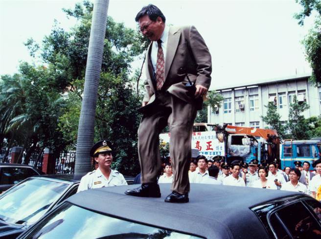 1994年9月28日，朱高正跳上连战座车猛踹，车顶瞬时凹陷，当时手里拿着第一代行动电话黑金刚。(中时资料照片)