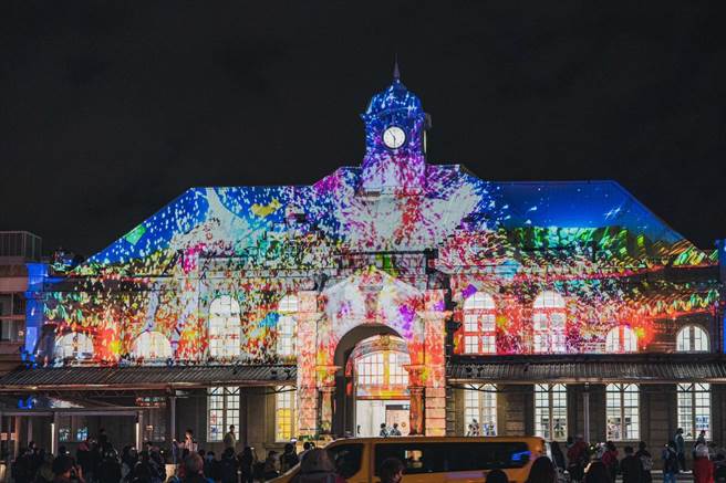 新竹光臨藝術節光雕秀（右）。（圖／取自林智堅臉書）