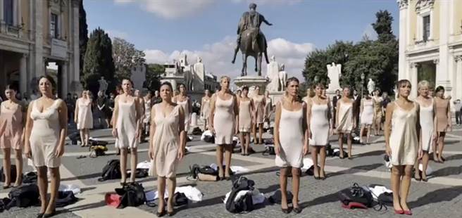 义大利航空公司的50名失业空服员，以脱衣来抗议ITA祭出的裁员与减薪。(图/美联社)