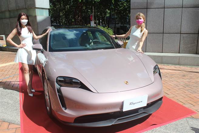 家长发现系统设定以手机号码注册，学生没手机无法参加保时捷电动车抽奖，新北市经发局表示，市府已优化系统。（陈慰慈摄）