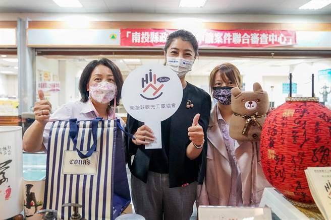 国民党立委许淑华（中）。（图／取自许淑华脸书）