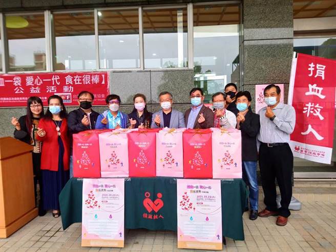 （中华民国食品流通公会全国联合会暨台湾食品发展协会，23日在台中捐血中心举办「捐血一袋 爱心一代 食在很棒」公益活动。图/曾丽芳）