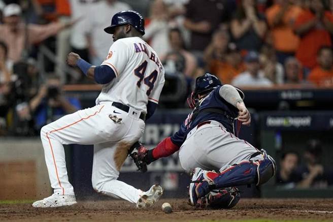 太空人艾瓦瑞茲(左)藉著隊友雙殺打衝回本壘得分。（美聯社）