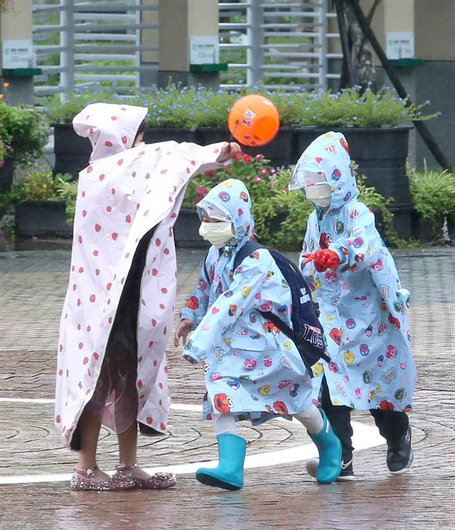 小朋友們在北市動物內雨中作樂。（趙雙傑攝）

