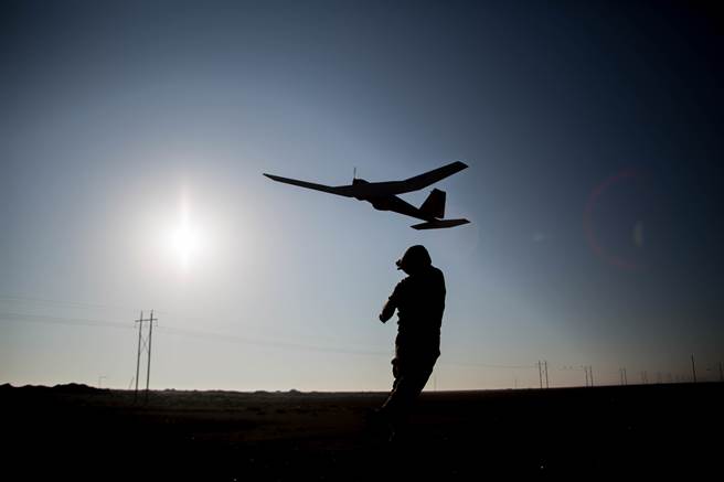 美国国防部今天表示，美军在叙利亚发动无人机空袭，击毙恐怖组织盖达（Al-Qaeda）一名高阶领袖。图为美陆军使用RQ-20监控叙利亚。(图/DVIDS)