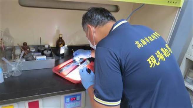 员警仔细採集DNA等生物迹证，14年后窃嫌另犯案留下生物迹证，两案比对吻合，窃盗冷案宣告侦破。(高雄市旗山分局提供／林雅惠传真)