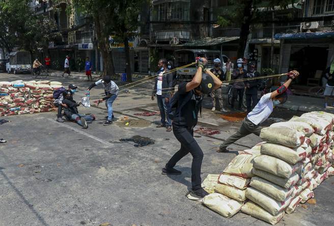 缅甸自2月政变后陷入混乱，联合国今天说，据传有上万缅军部队集结在缅甸北部，担忧将出现更严重的人权灾难。图为反政变抗议者测验自制简易武器，准备对付缅甸政府军。(图/美联社)