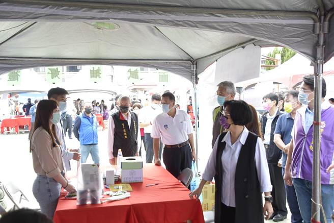  彰化县长王惠美一早也到现场关心，她说希望透过大量徵才，降低失业人口，补足企业缺口，创造政府、企业、县民三赢的局面。（吴建辉摄）