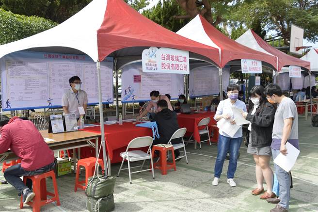 参与徵才的产业包括制造业、高科技业、服务业等，其中像是友达、幸康电子、英发、金全益、谦伸等17家厂商，都开出超过4万元以上优渥薪资。（吴建辉摄）