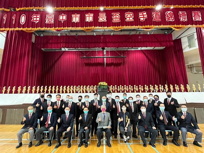 市府运动局科长林宜萱代表运动局长李昱叡到场为选手加油打气，肯定台中市体育总会空手道委员会积极推动赛事及训练。（台中市府提供／卢金足台中传真）