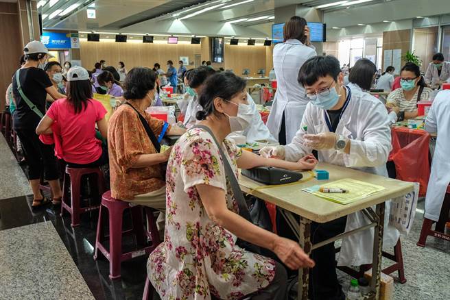 新竹县卫生局去年推动肝炎筛检率达76.84％ ，后续追踪BC型肝炎阳性个案，并协助转介治疗，获国健署肯定。（罗浚滨摄）